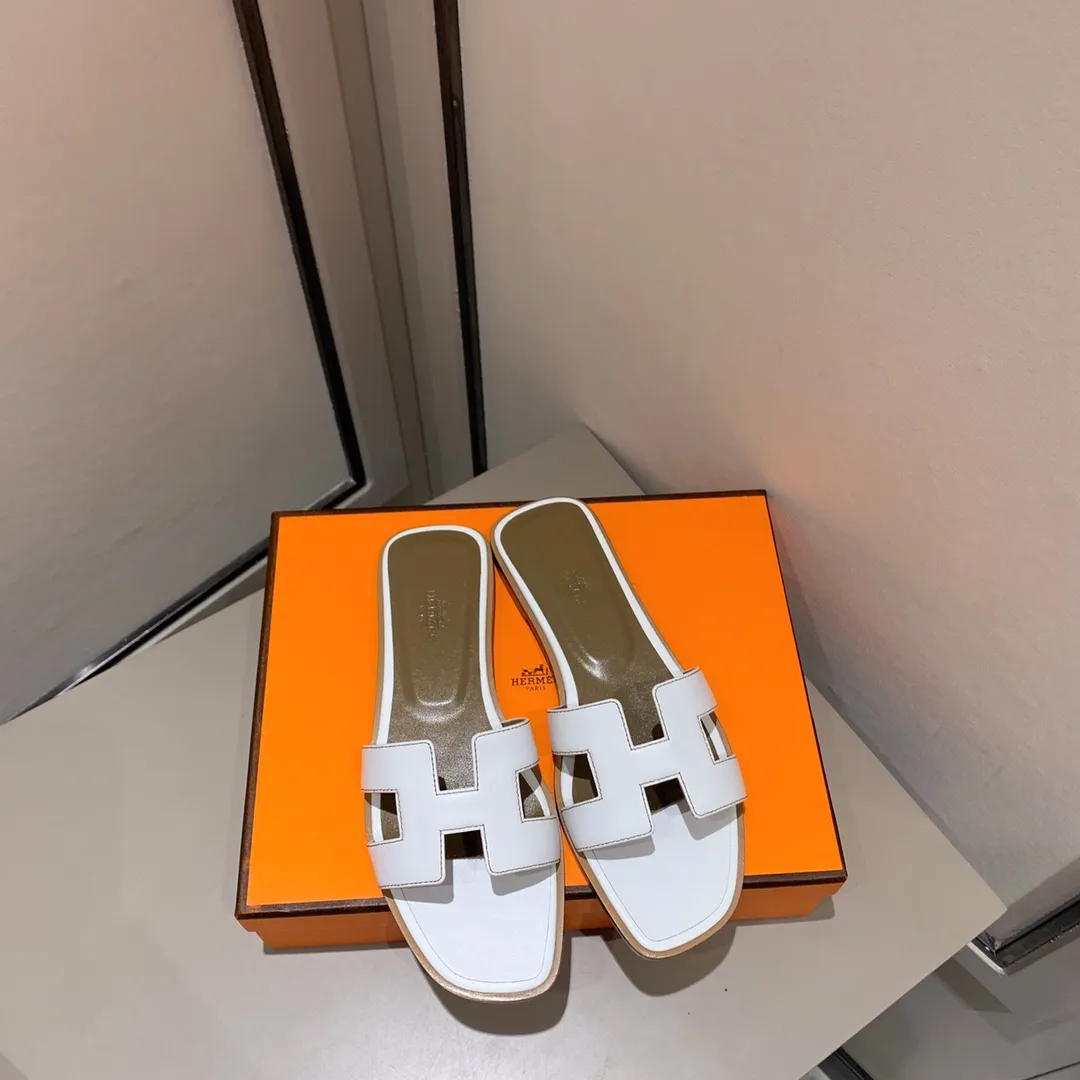 👟👟Ex-factory price 440👟👟 Hermes Hermes H slippers Oasis sandals series——————————Fashionable and versatile Super comfortable Every detail is made to the extreme Original swift calfskin Original 1:1 exclusive private mold upper/original leather outsole ▪️Packaging: Each pair of shoes comes with packaging ▪️SIZE: 35~42 (.40.41.42 customization is non-refundable and non-exchangeable)